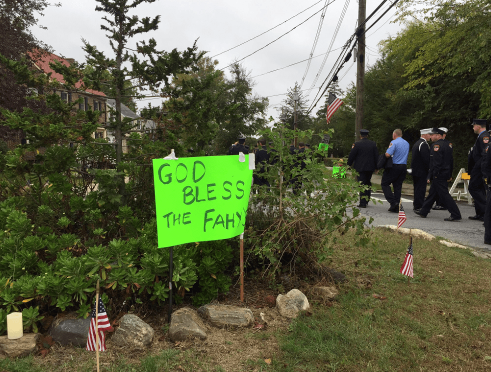 Velas, banderas y expresiones de amor y solidaridad a la familia del capitán Fahy: su hoy viuda Fiona y sus tres hijos; Michael, de 11 años, Anna y Cormac, de 8 y 6 años respectivamente.