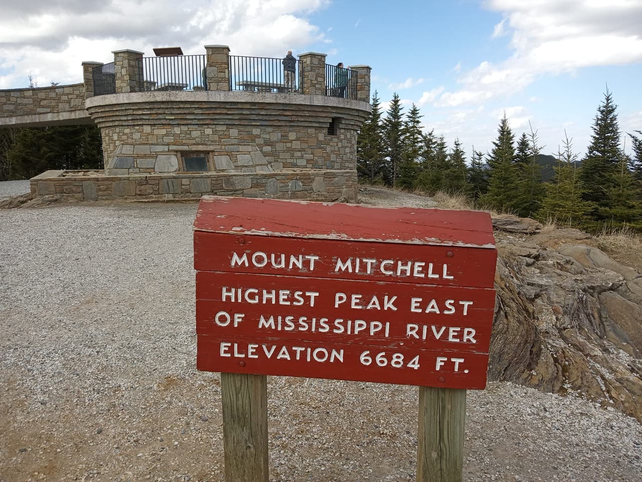 A 6,684 pies, la montaña es el punto más alto al este del río Mississippi, y una plataforma de observación ofrece impresionantes vistas de la montaña en un día despejado.