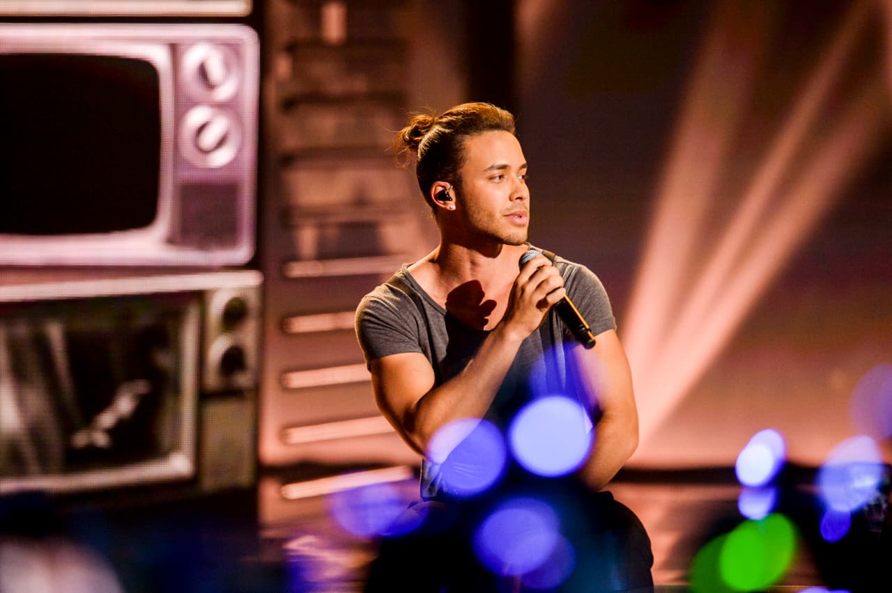 Prince Royce fue uno de los primeros números de la noche con 'Stand By Me'.