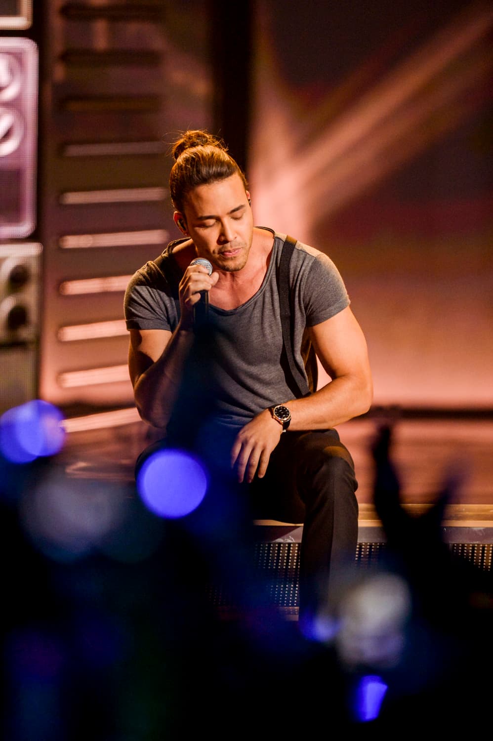 Ese tema no sólo es un clásico, si no que es un TBT para él, ya que ese fue el primer tema que interpretó en el escenario de Premios Juventud.