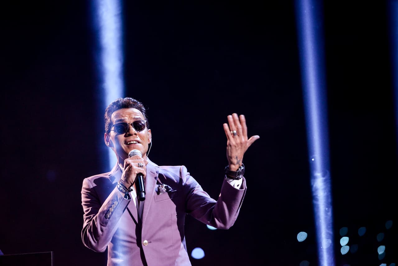 Marc Anthony fue una de las grandes sorpresas de la noche al aparecer en el escenario para interpretar 'Flor Pálida'.