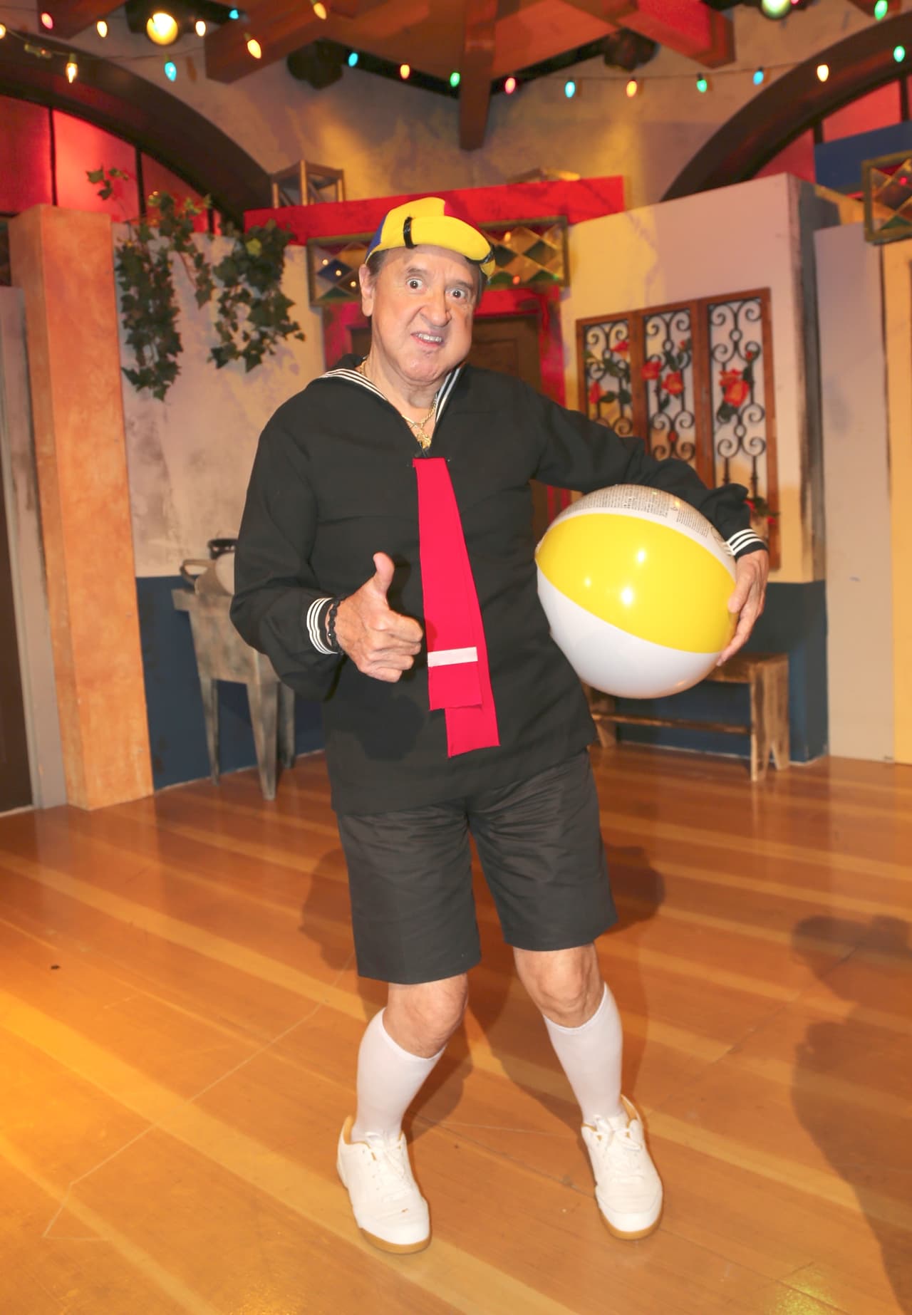 El actor, famoso por su papel de 
<b><a href="https://www.univision.com/entretenimiento/celebridades/carlos-villagran-y-sus-companeros-de-el-chavo-se-quieren-reencontrar-pero-alguien-no-lo-permite-fotos" target="_blank">Quico en la serie de 'El Chavo del Ocho'</a></b>, informó que está en reposo en la ciudad de Houston, Texas, debido a que se sometió a una operación en la que le retiraron un ganglio a la altura de la barba.