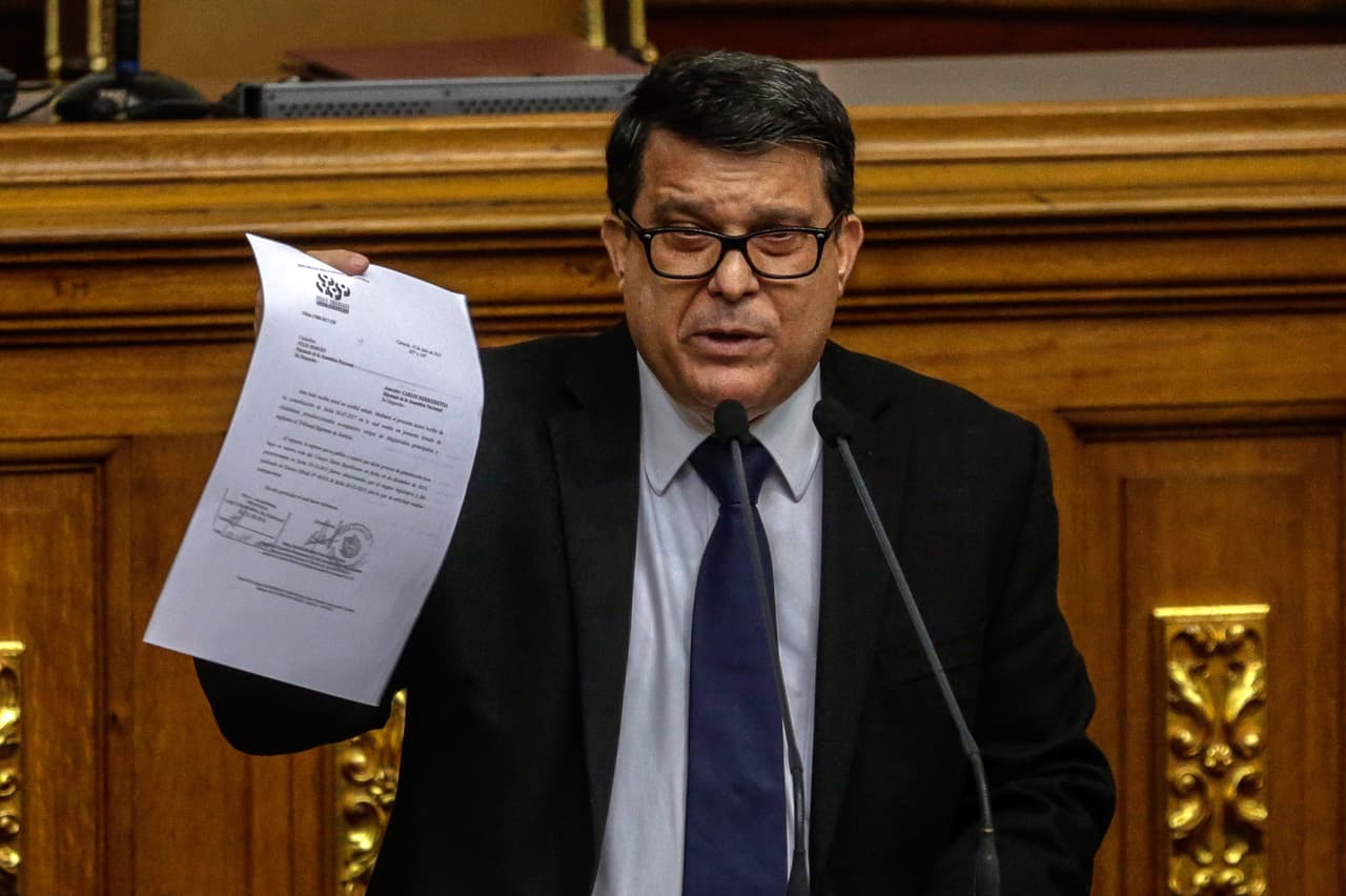 <b>Diputado opositor.</b> 24 de julio de 2017. Carlos Berrizbeitia, parlamentario opositor por el estado Carabobo denunció "sigue la persecución", cuando le anularon su documento de identidad en el aeropuerto cuando salía por Maiquetía, terminal cercano a la capital Caracas. Días atrás, habían sido despojados del pasaporte otros diputados de la Asamblea Nacional.