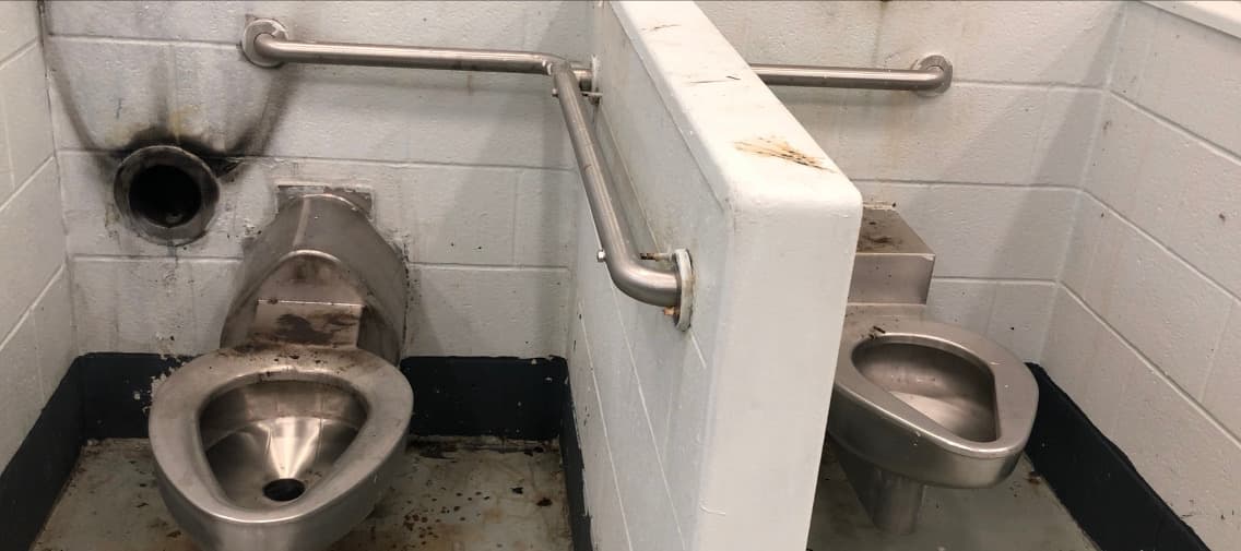 Se aprecia el deterioro de los sanitarios