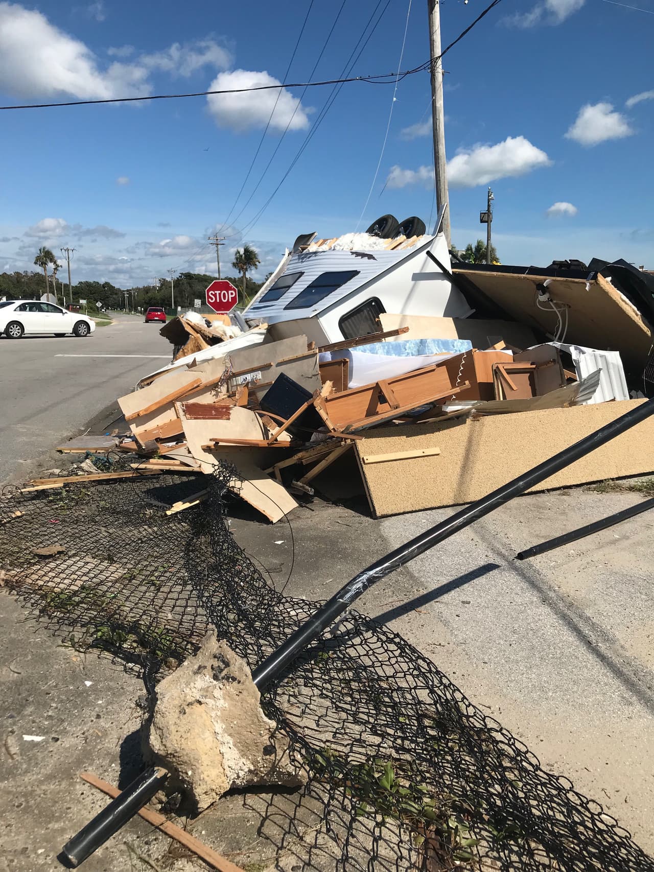 Aunque sin vidas que lamentar por el momento, Dorian dejó a varios dueños de viviendas en Emerald Isle con grandes pérdidas materiales.