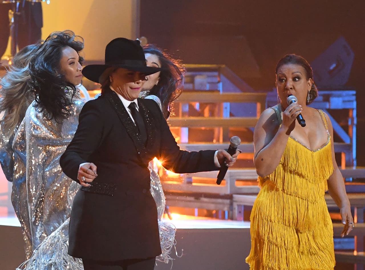 El primer tema fue 'La vida es un carnaval', dentro del género de música tropical y que fuera famoso gracias a la guarachera Celia Cruz.