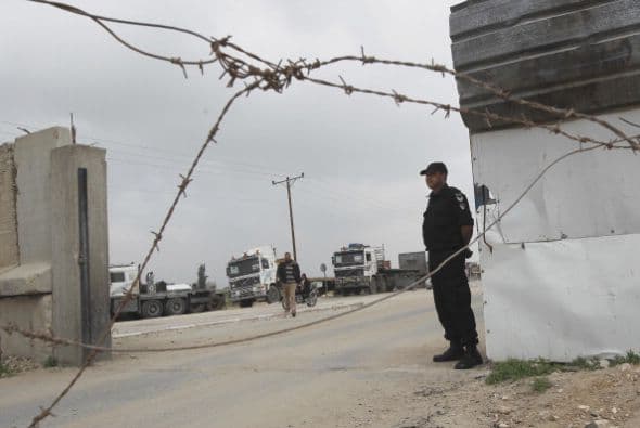 Los próximos pasos del movimiento islamista Hamás y de Israel son claves para detener la espiral de violencia que estalló el miércoles en la zona, en un aparente intento de la Yihad Islámica de arrastrar a ambas partes a un nuevo conflicto armado. "Israel considera a Hamás responsable de todo lo que ocurre (en Gaza): es el que ejerce la soberanía y el que debe responder por todo lo que ocurre", declaró un alto mando militar israelí en la zona, que reconoció que en los últimos meses no ve a milicianos de este grupo "participar en acciones terroristas". Para la Yihad Islámica, lanzar cohetes es "un medio excelente para avergonzar a Hamás, con el fin de demostrar que son ellos los que definen la agenda (política) en Gaza, mientras Hamás ha abandonado la yihad y la resistencia (armada) en busca del poder", escribe hoy el experto israelí en asuntos árabes y de Oriente Medio, Avi Isajarov. Organización mucho más pequeña, versátil e ideológica que Hamás, y sobre todo sin responsabilidades de gobierno, la Yihad trata de reavivar la lucha armada y "hace grandes esfuerzos para arrastrar (a ambas partes) a un nuevo conflicto", apelando en esta ocasión a la muerte de tres de sus hombres. Netanyahu debe decidir ahora "si quiere más violencia o seguir el toma y daca habitual con las milicias", subraya el académico.