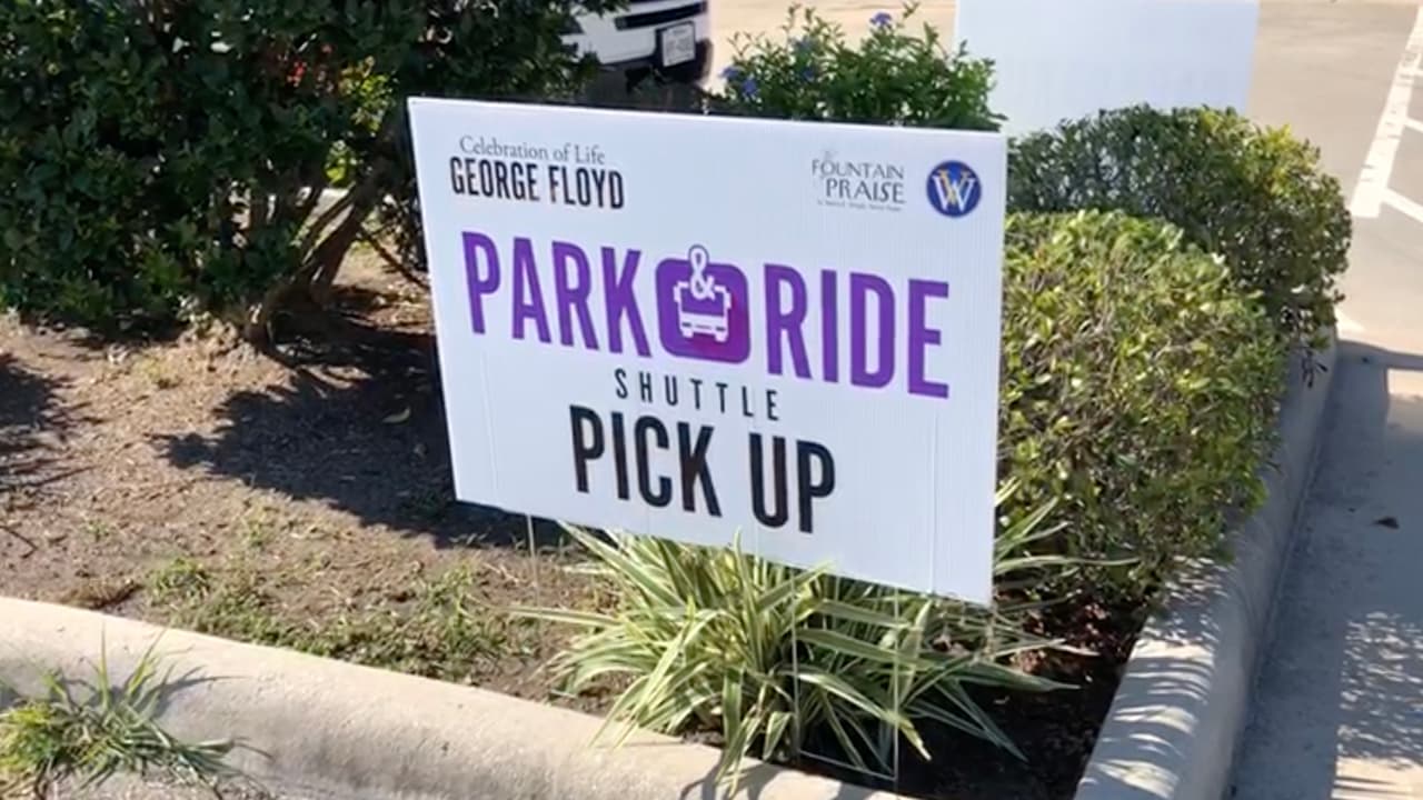 Las autoridades pidieron a la gente que llevara mascarillas y guantes porque el evento se lleva a cabo en medio de la pandemia del coronavirus.