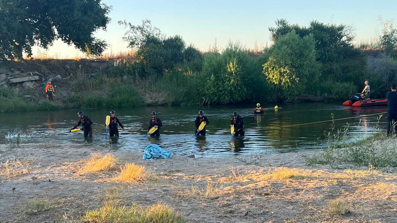 A las 2:00 p.m. del lunes, la Unidad de Buceo del Sheriff del Condado de Fresno recuperó el cuerpo del joven del fondo del río.