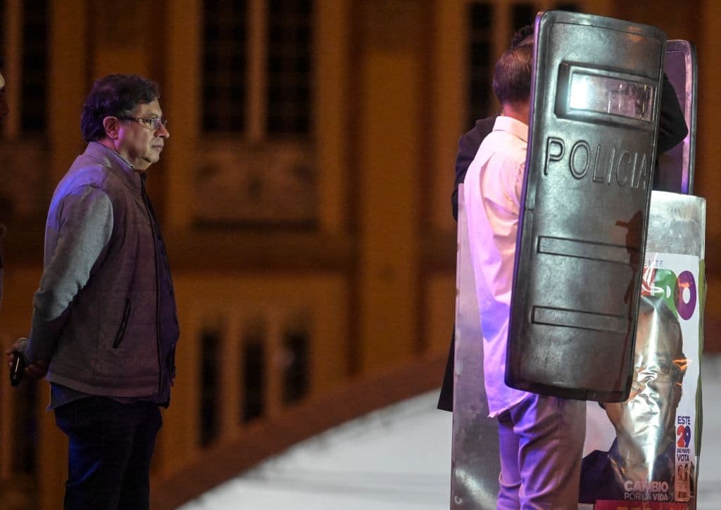 Petro, aclamado por centenares, dio su discurso en una tarima llena de escoltas detrás de dos escudos. Las amenazas persiguen a Petro en la recta final de una agitada campaña, donde décadas atrás líderes populares como
<b>Jorge Eliécer Gaitán y Luis Carlos Galán fueron asesinados cuando tenían posibilidades reales de llegar al poder.</b>
<br>
<br>