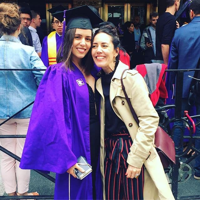 Estudió en Nueva York y el pasado 18 de mayo se graduó de la licenciatura, su madre Stephanie Salas y su hermana Michelle acudieron a la celebración.
<br>
