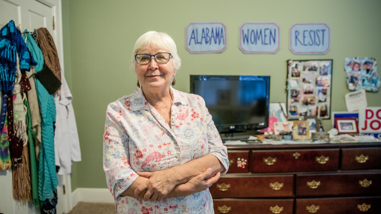 "Las mujeres de Alabama resisten" se lee en la pared de la habitación de Julia Walker, en Montgomery, Alabama. "Los legisladores de mi estado y la gobernadora Kay Ivey aprobaron recientemente una de las peores restricciones al aborto y por eso quiero destacar la hipocresía de decir que se trata de un estado 
<i>prolife,</i> 'que está a favor de la vida', cuando tiene una de las peores cifras de mortalidad infantil y ni siquiera ha expandido el Medicaid".