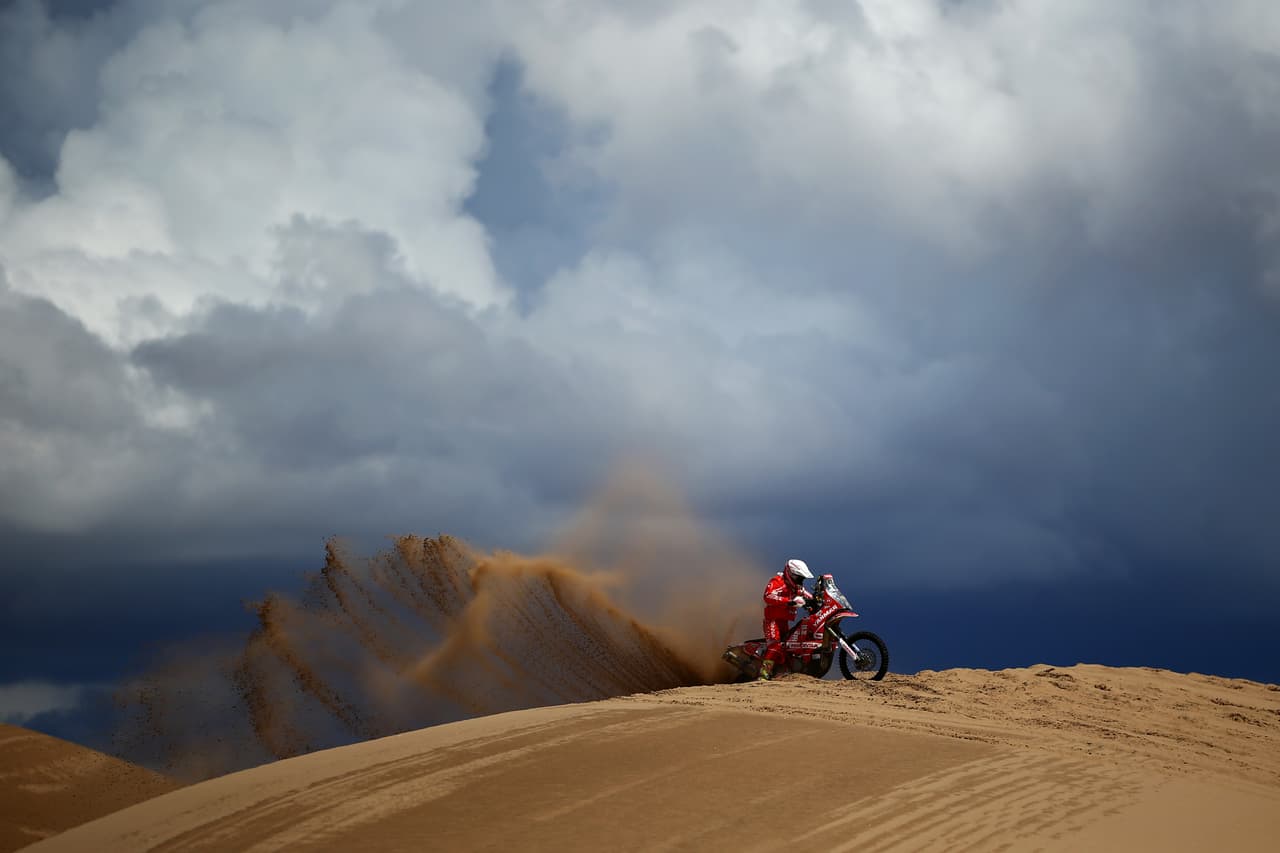 El rally Dakar es la primera gran competencia del año en automovilismo y motociclismo, en recorridos por lugares desérticos en los que los competidores incluso arriesgan su vida. En medio de esa exigencia, la belleza de la naturaleza, multicolor y diversa, adorna la carrera en Suramérica.