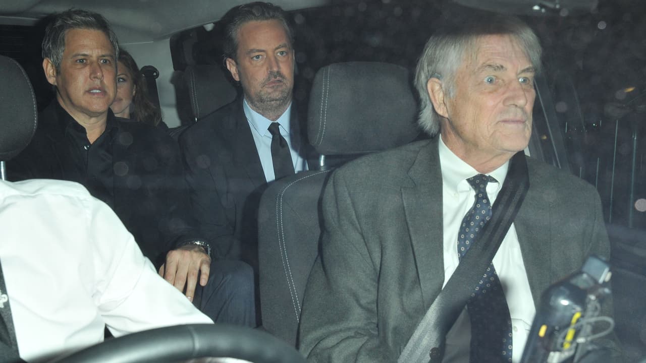 En esta foto de de febrero de 2016 se ve a Matthew Perry acompañando a su padre, el actor John Bennett Perry (a la derecha), en un auto en Londres.