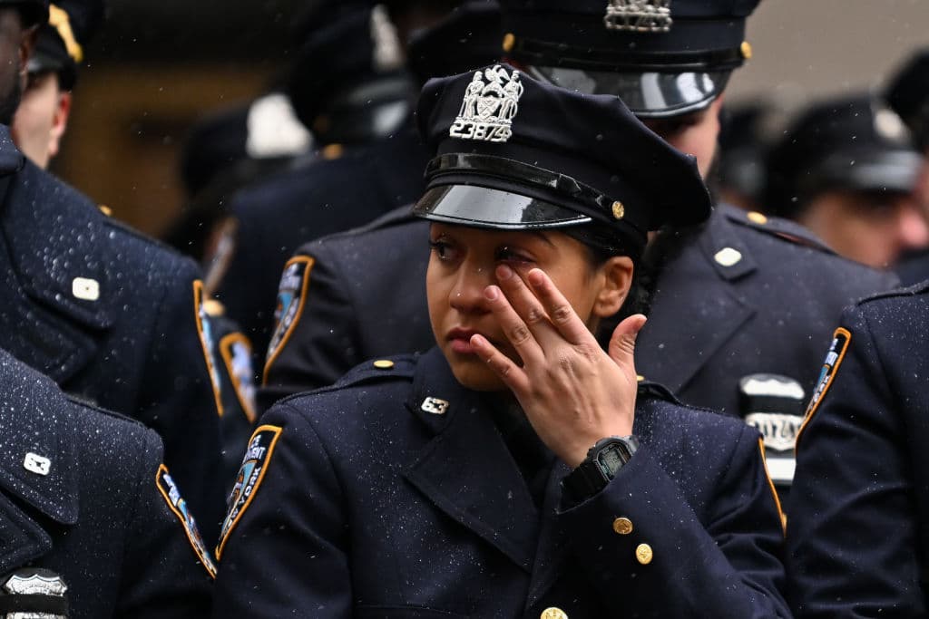 <b>“Este sistema nos sigue fallando</b>. Ya no estamos seguros, ni siquiera los miembros del servicio", dijo mientras conmovía a los que la escuchaban. "Sé que estabas cansado de estas leyes, especialmente las del nuevo fiscal de distrito”.
<br>