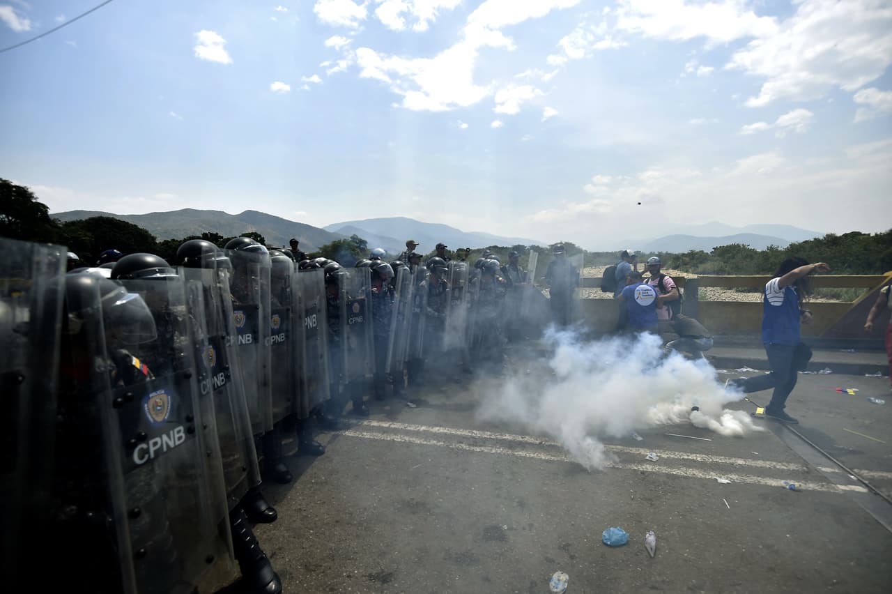 En el puente Simón Bolívar los militares venezolanos han disparado gases a la caravana humanitaria.
<br>