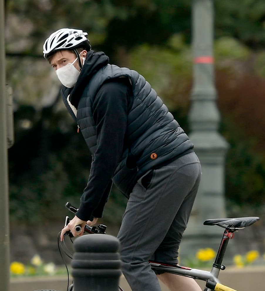 Hugh Jackman fue fotografiado en Nueva York mientras daba un paseo en bicicleta.