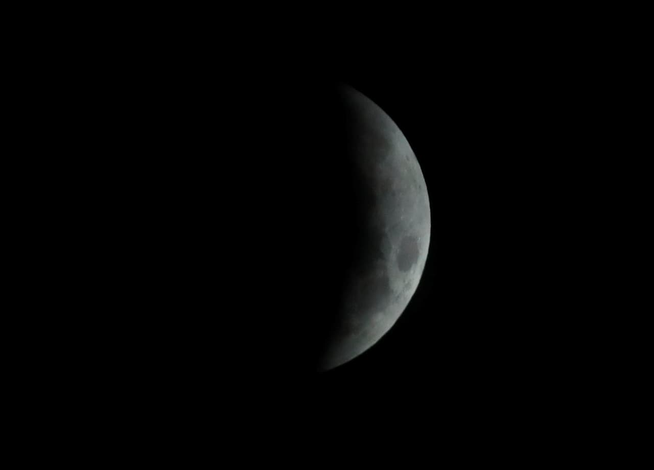 La Tierra bloquea la luz sobre la Luna, vista desde Davos, Suiza.