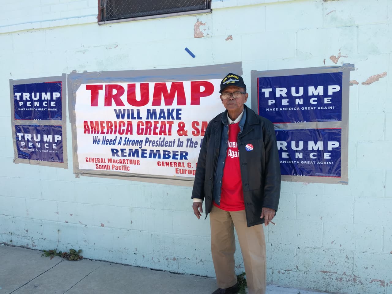 Un político local republicano del sur de Filadelfia muestra con orgullo un cartel que hizo publicar para la campaña.
