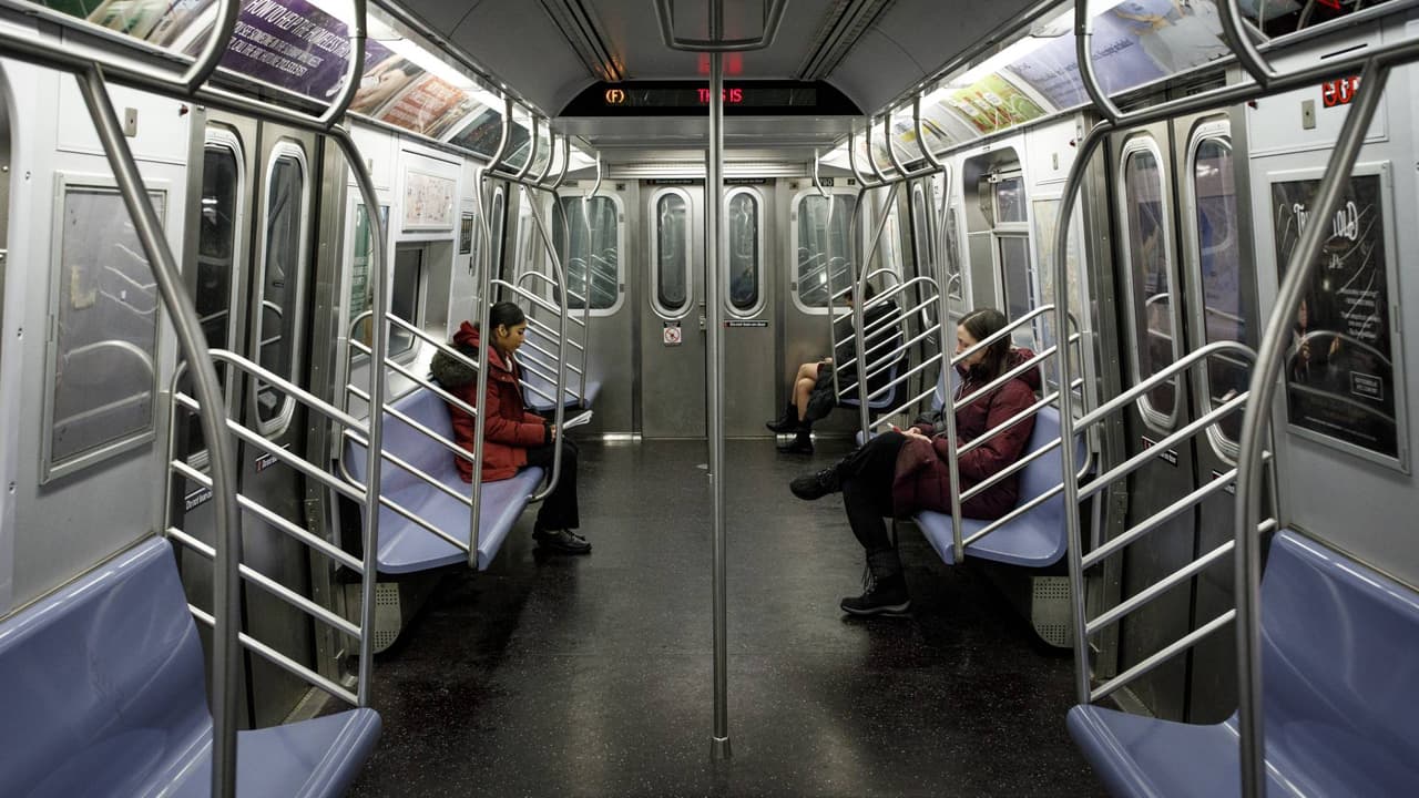 La violencia arrancó el lunes 1 de mayo, en pleno Día del Trabajador, cuando un presunto acosador amenazaba a los pasajeros del tren F, en la estación Broadway Lafayette, en Manhattan. 
<a href="https://www.univision.com/noticias/hombre-muere-estrangulado-en-el-metro-de-nueva-york-el-suceso-quedo-captado-en-video-video" target="_blank">En ese momento, un joven de 24 años lo enfrentó y lo dejó inconsciente</a>, pero horas después murió en el hospital.