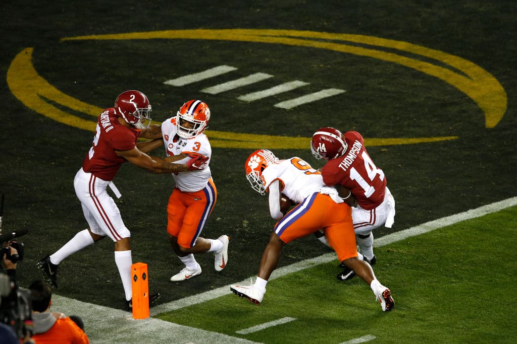 Y en la siguiente serie ofensiva los Clemson Tigers respondieron. EL estelar corredor Travis Etienne llevó el balón 17 yardas hasta el end zone para que los de la ACC tomaran ventaja de 14-7.