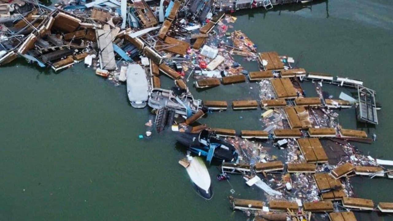 Una serie de tormentas severas azotaron el norte de Texas, dejando 
<b>un rastro de destrucción a su paso, con <a href="https://maps.app.goo.gl/hCdStTd6KTtpZBPY6" target="_blank">la marina Lake Ray Roberts</a> siendo uno de los puntos más afectados. </b>Ubicada al norte de la ciudad de Denton y a escasos 5 minutos de la transitada I-35W, esta marina, dedicada al ofrecimiento de servicios de venta y alquiler de embarcaciones, almacenamiento de barcos y un taller de reparación, 
<b>se vio gravemente afectada por los golpes de los fenómenos meteorológicos.</b>
