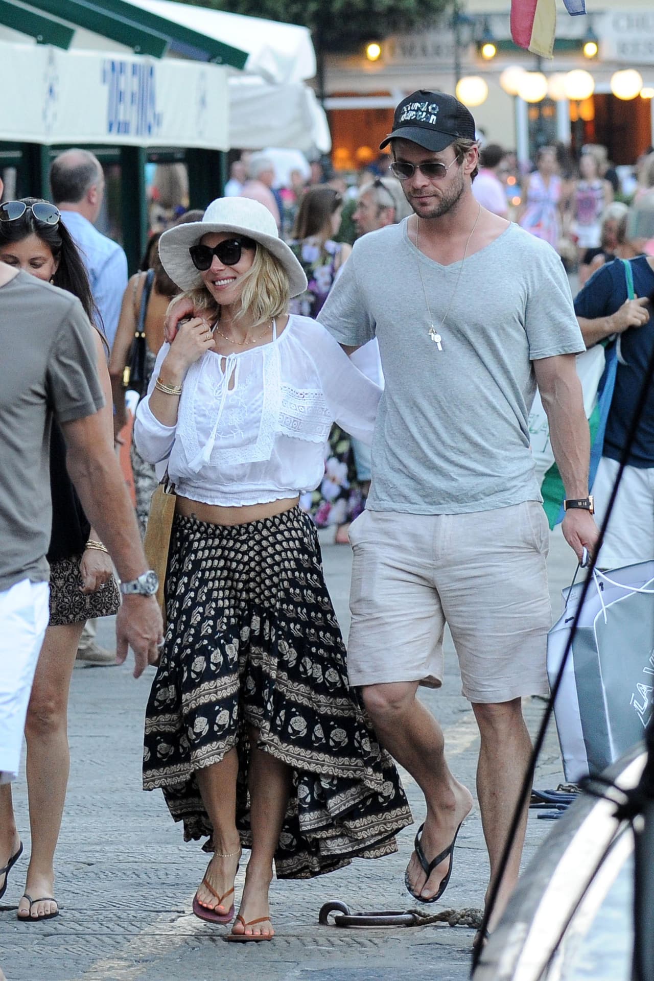 Ella no dejó de sonreir abrazada a su esposo.