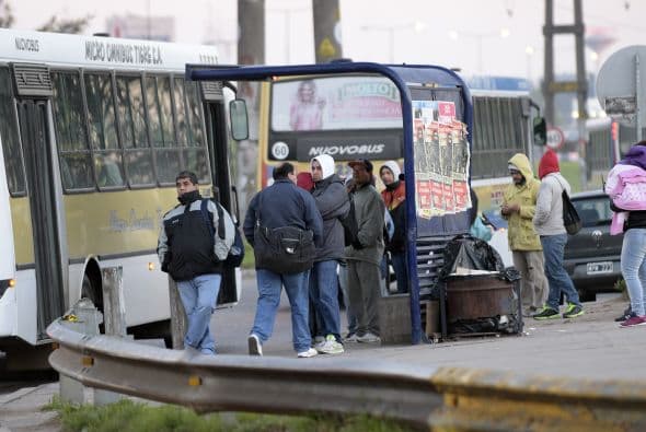 Supermercados, pequeños comercios y bares y restaurantes pueden sufrir problemas de suministro a lo largo de la jornada por el paro de los sindicatos de camioneros.