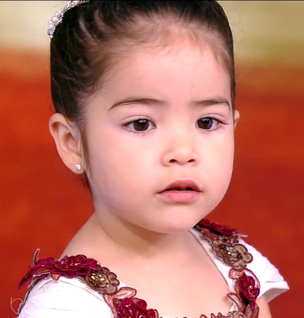 Como toda una profesional, Giulietta estaba muy atenta a lo que pasaba. Bien podría ser uno de los pajecitos en la próxima boda de Francisca.