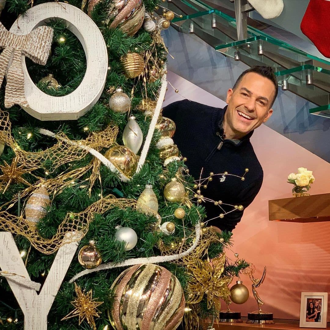 Carlos Calderón tampoco pudo evitar la fotito con el árbol de Navidad.