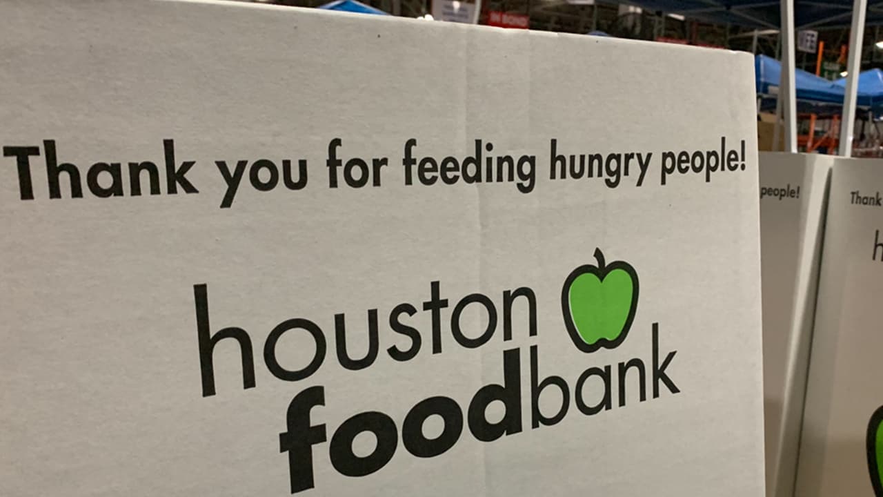 Las personas que necesiten
<b><a href="https://www.univision.com/local/houston-kxln/te-contamos-como-puedes-solicitar-ayuda-alimentaria-al-banco-de-comida-de-houston-para-la-epoca-de-fiestas-video">ayuda en la temporada</a></b> de fiestas pueden llamar a la línea de atención al
<b>832 369 9390 </b>y la operadora en español va a canalizar las necesidades, señala José Lozano, director de logística del Banco de Alimentos de Houston.
<br>