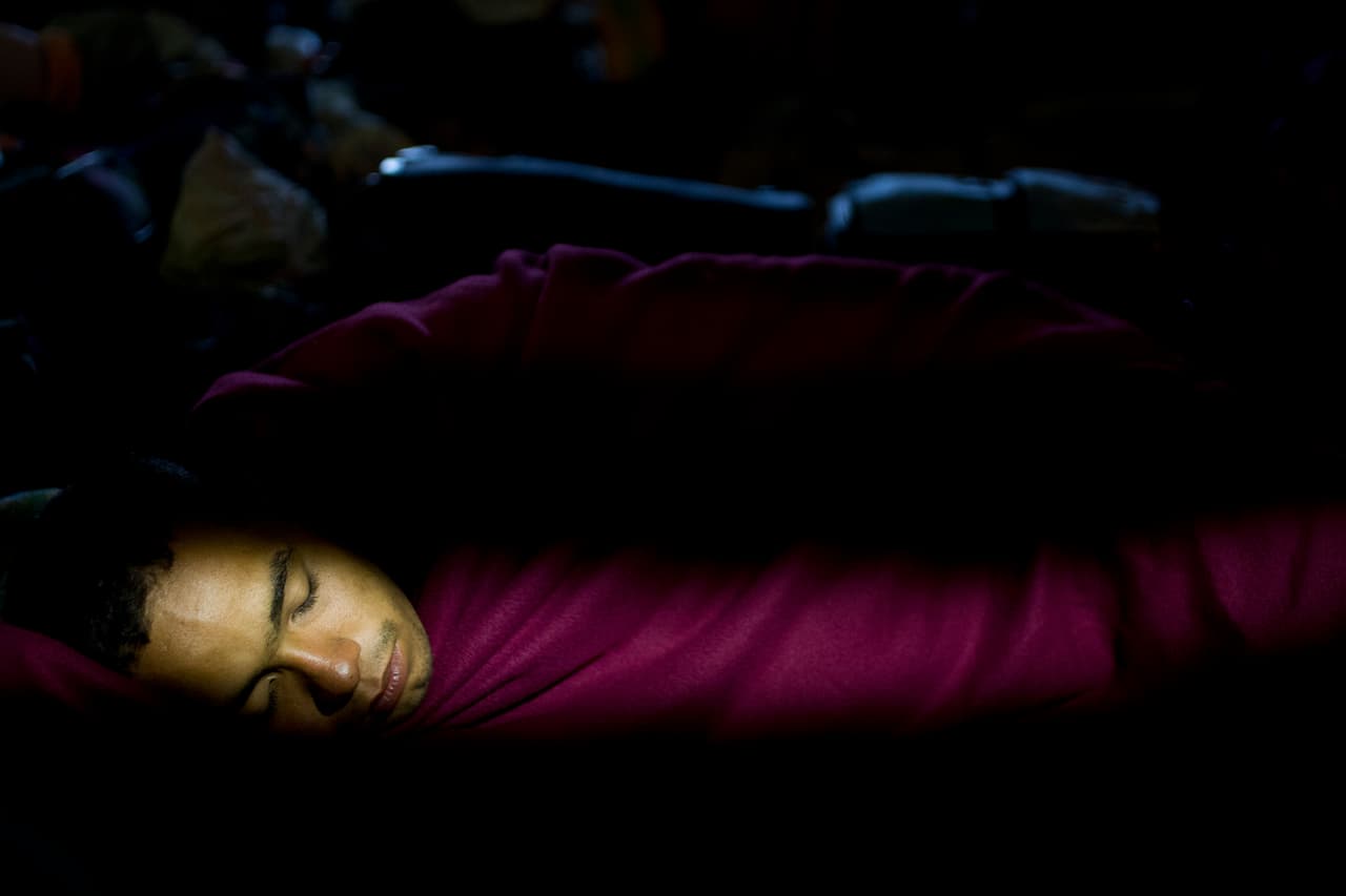 Rafael Garrido tiene 20 años y era Guardia Nacional en Maracaibo. Cuenta que desertó por el hambre porque lo que ganaba no le alcanzaba más que para comer una vez al día. Nos lo encontramos en Rumichaca, en la frontera entre Colombia y Ecuador, esperando una solución para poder entrar a Ecuador regularmente, después de que el gobierno ecuatoriano
<a href="https://www.univision.com/noticias/crisis-en-venezuela/en-medio-de-la-crisis-migratoria-ecuador-endurece-los-requisitos-de-entrada-a-los-venezolanos">implementase la medida de pedir pasaporte a los ciudadanos venezolanos.</a>