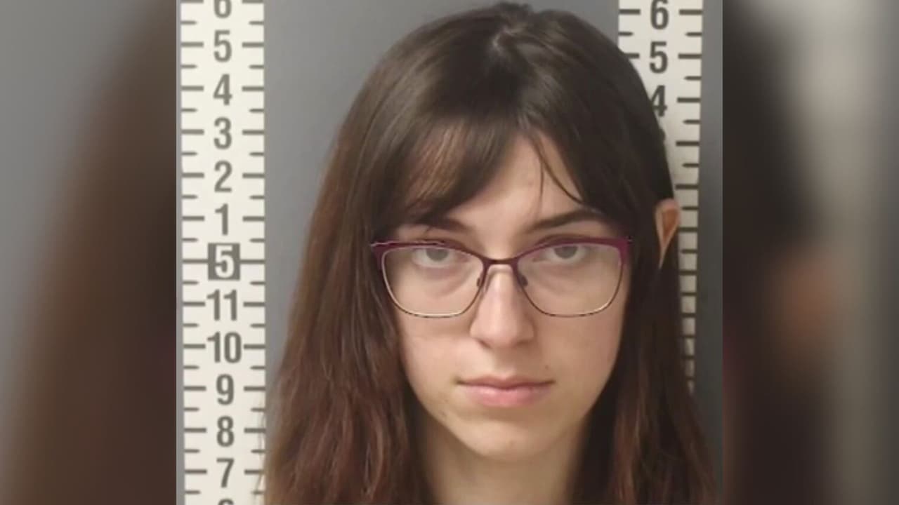 Mujer que irrumpió en la oficina de Nancy Pelosi es sentenciada a tres años de prisión