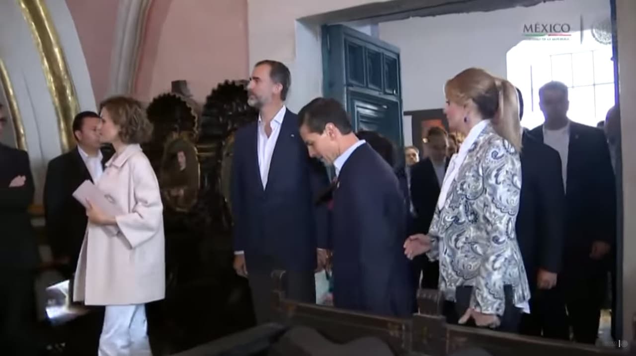 Todo comenzó cuando la ex primera dama extendió la mano a su entonces esposo, pero él la dejó con el brazo estirado pues, al parecer, no notó el movimiento de la actriz.