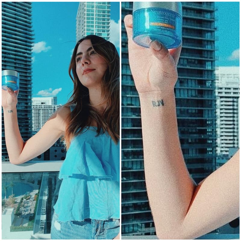 Claudia es diseñadora y tiene un 
<b>tatuaje en su muñeca con las iniciales de su padre 'RJV'</b> (Rafael José Vergara).
<br>