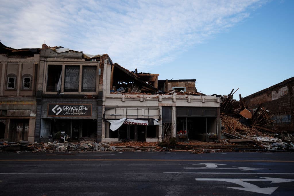 En Tennesse, tres personas murieron a causa del clima severo, según el portavoz de la Agencia de Manejo de Emergencias estatal. Dos de las muertes ocurrieron en el condado de Lake y la tercera en el condado de Obion, ambos en el extremo noroeste del estado.
