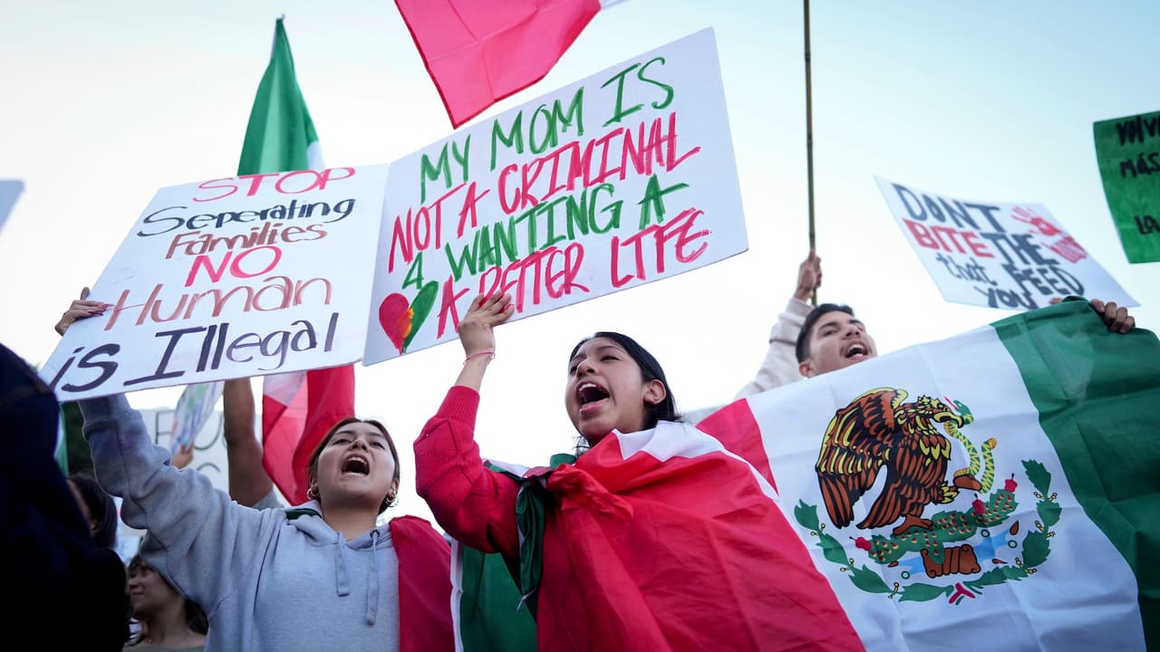 “Somos más que trabajadores, somos una comunidad”: los mensajes de la protesta Un Día Sin Inmigrantes en Los Ángeles