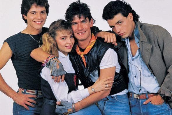 Los hombres también tenían sus modas, los sacos flojos, los chalecos y las prendas de piel en color negro, eran la sensación, todo esto causó furor por la telenovela 'Quinceañera'.