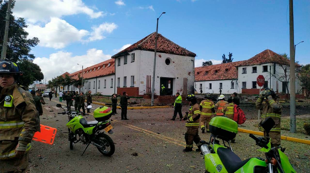 En la escuela de Cadetes de Policía General Santander, la principal del país, situada en el sur de Bogotá, este jueves 17 de enero
<a href="https://www.univision.com/noticias/muertes/al-menos-8-muertos-tras-un-acto-terrorista-con-un-carrobomba-en-una-escuela-de-policia-de-bogota"><b>explotó un carro bomba dejando al menos ocho personas fallecidas</b></a> y al menos una veintena de heridos.