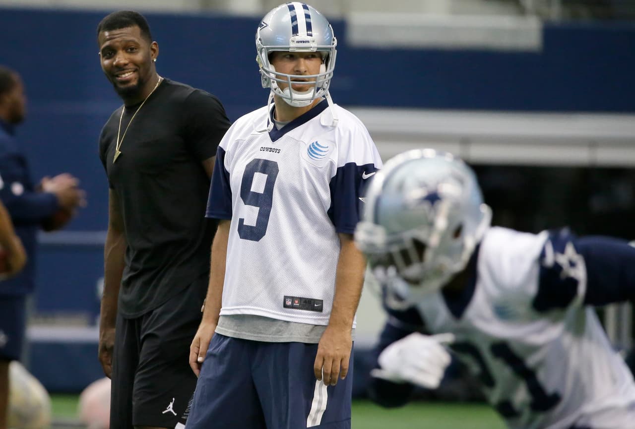 Tony Romo recibió invitación a una boda de fanáticos, envió foto autografiada
