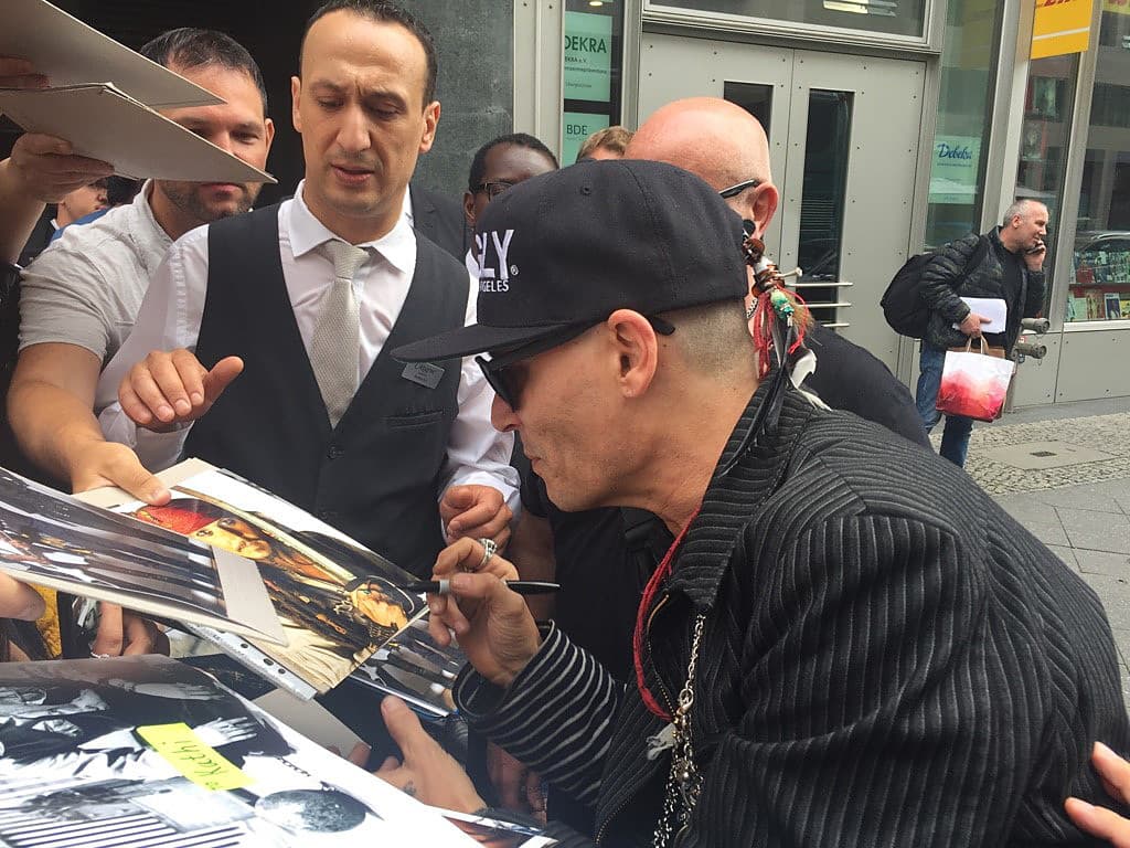 De hecho, hay fans que han expresado que se exagera con el estado actual del artista pues la única diferencia que notan es que se rapó la cabeza para esta gira con
<b><a href="https://www.hollywoodvampires.com/"> 'The Hollywood Vampires',</a></b> banda que integra junto a Joe Perry y Alice Cooper.