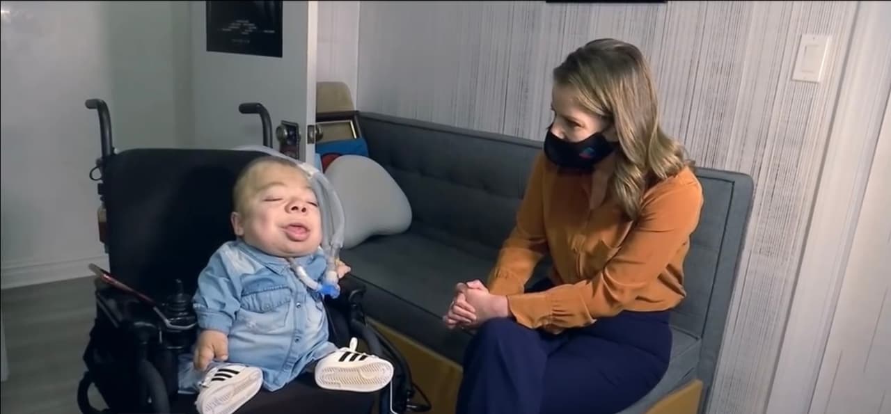 Siempre con la mente positiva, Christopher dice que a pesar de no tener huesos ni pulmones, de estar en una máquina y de medir solo 27 pulagadas "mis padres me tratan de tú a tú".
<br>