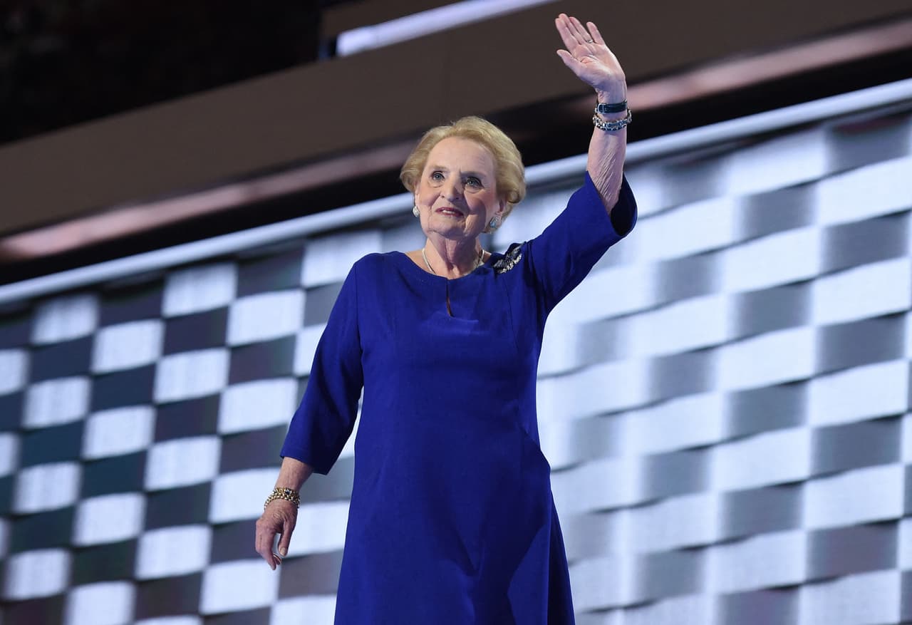 <b><a href="https://www.univision.com/noticias/politica/muere-madeleine-albright-primera-secretaria-de-estado">Madeleine Albright, primera mujer secretaria de Estado </a></b>
<br>
<br>Albright murió en su casa en Washington DC, el 23 de marzo. Tenía 84 años. 
<br>
<br>Albright era hija de refugiados checos que huyeron de los nazis. En EEUU, ella se convirtió en diplomática y en figura central de la política exterior del entonces presidente Bill Clinton. Fue embajadora ante la ONU y luego, se convirtió en la jefa de la diplomacia de EEUU en el segundo mandato de Clinton. Murió, según informó su familia, a causa de un cáncer.
<br>