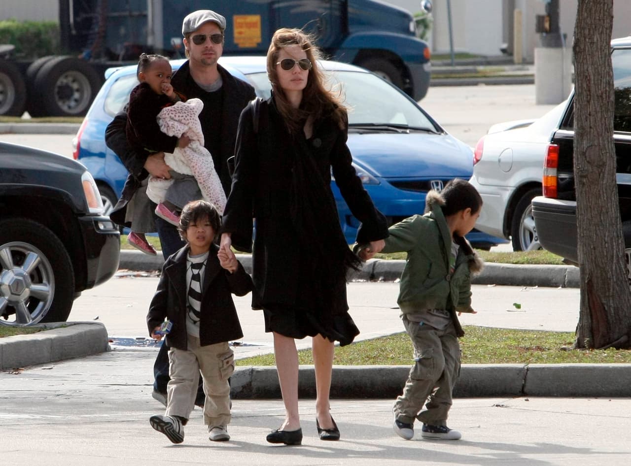 Brad y Angie en 2007 con Zahara, Maddox y Pax de compras.