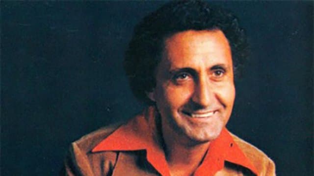 Aunque nunca se confirmó, se dice que mantuvo un romance con el cantante mexicano Víctor Yturbe 'El Pirulí'.