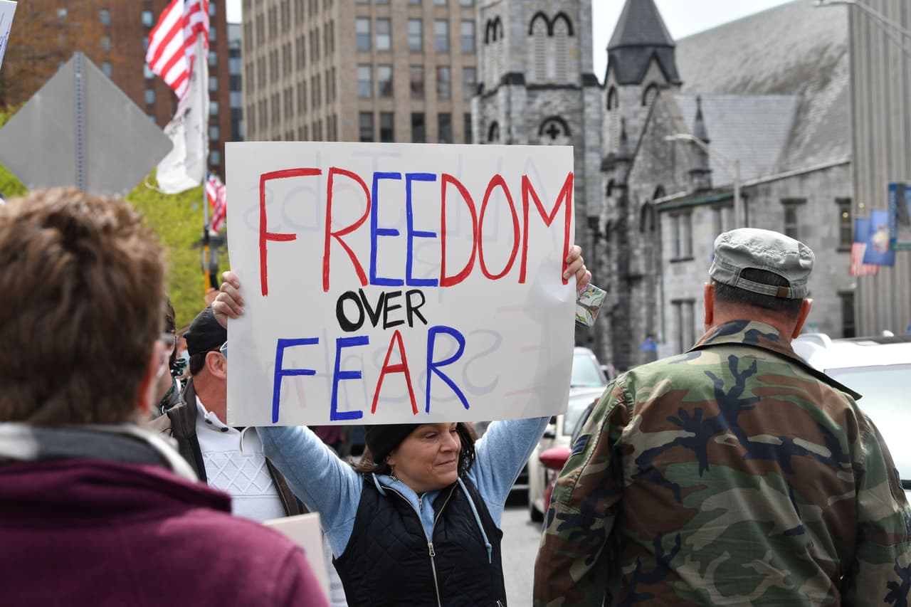 Hay más confrontaciones, organizadas a través de las redes sociales, a menudo con solo unos días de anticipación. Se planean manifestaciones el martes en Carolina del Norte, el miércoles en Virginia y el viernes en Wisconsin.
<br>
<br>El presidente Donald Trump apoyó a los manifestantes el domingo, diciendo que "algunos gobernadores han ido demasiado lejos" sin nombrarlos.