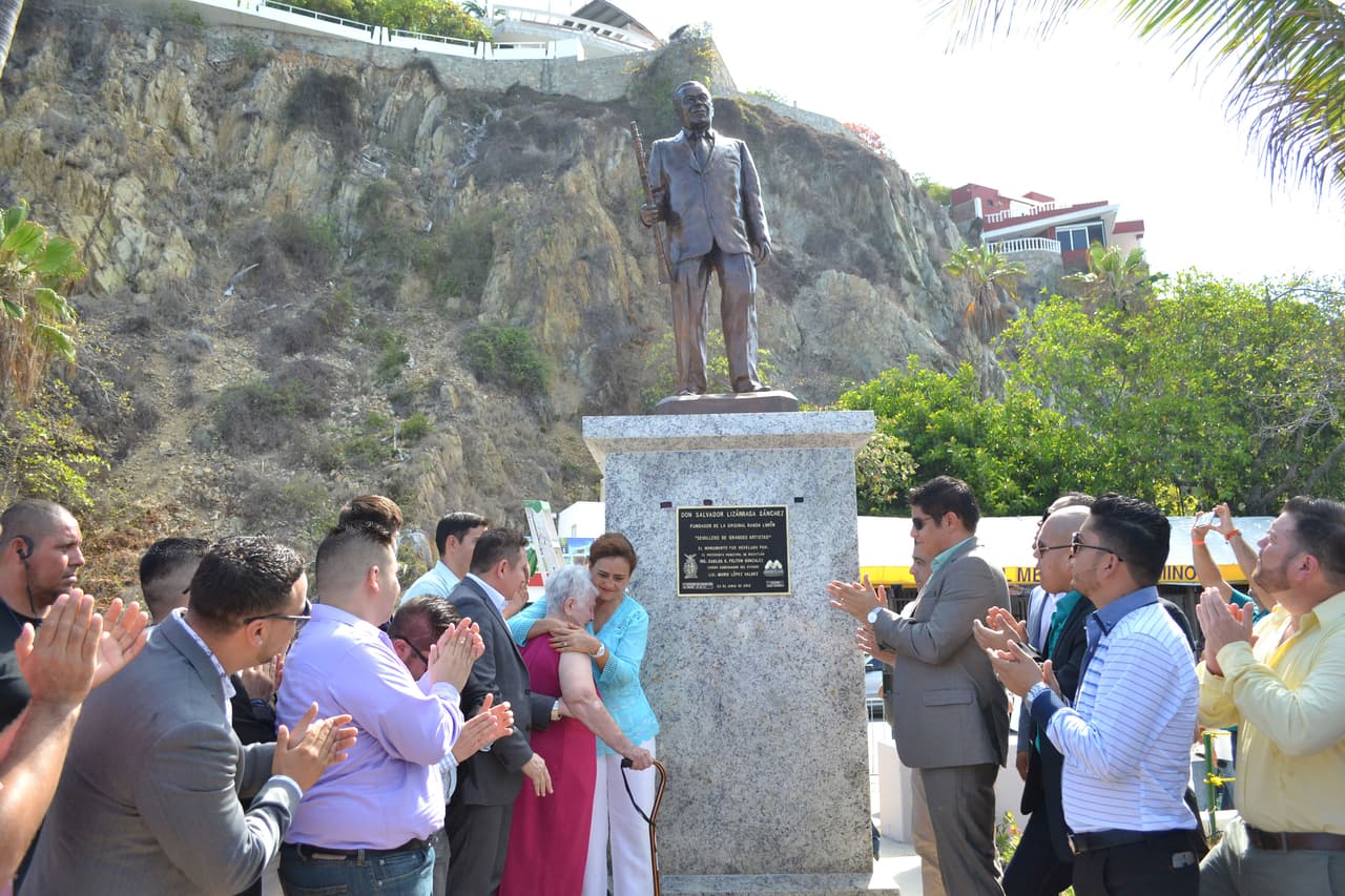 Otro músico muy querido en Sinaloa es don Salvador Lizárraga, creador de La Original Banda El Limón. Su efigie fue develada en junio de 2015.