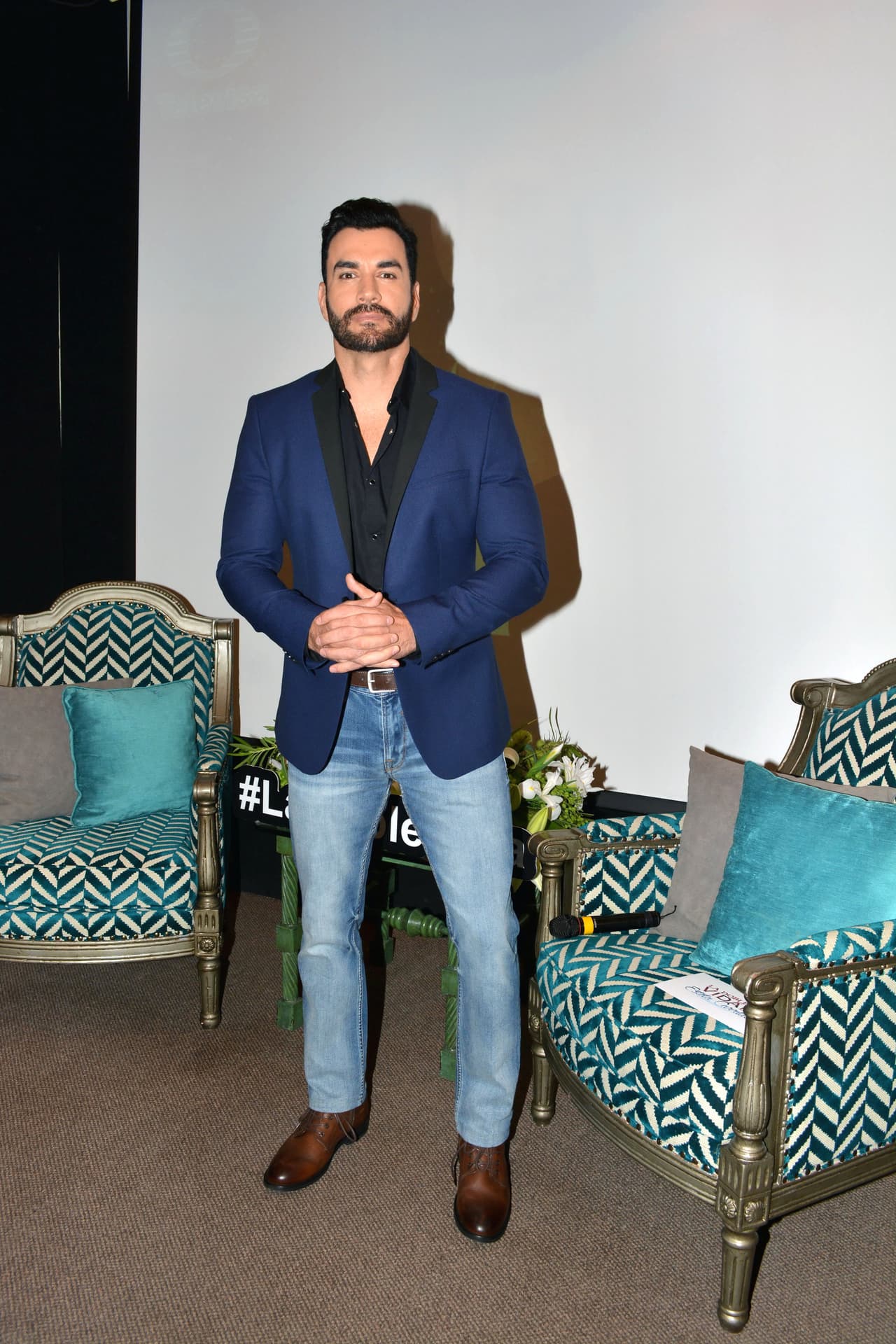 Otro de los galanes de mayor estatura en los melodramas es 
<b><a href="https://www.univision.com/famosos/david-zepeda-sufre-un-accidente-y-desde-su-cama-muestra-como-se-afecto-su-pierna-derecha-video" target="_blank">David Zepeda</a></b>. Él mide 6’ (1.85). 
<br>