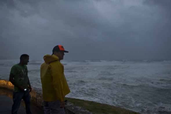 El paso del huracán Odile por las cosas mexicanas de Baja California Sur deja destrucción, evacuaciones y a cientos de casa sin energía eléctrica. Por su parte, el Sistema Meteorológico Nacional (SMN) advirtió que lluvias de muy fuertes a intensas golpearán Baja California Sur durante las próximas horas. Con la información de Univision.com