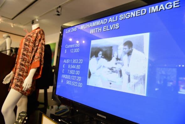 La casa de subastas Julien's puso a la venta por $15,360 esta fotografía en la que aparecen Elvis Presley y Muhammad Ali, la cual está firmada por el legendario boxeador.